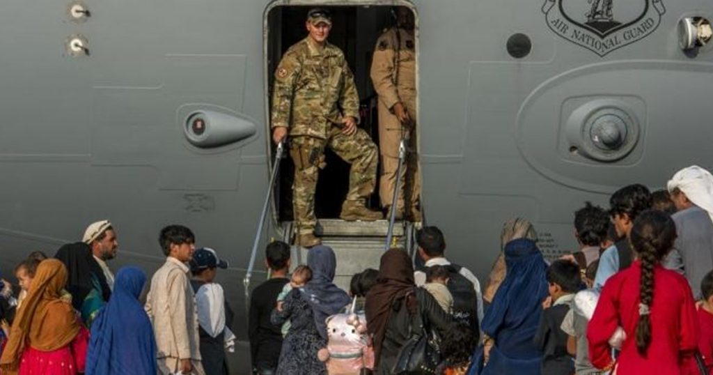Salen las últimas tropas de EU de Afganistán, terminando así la guerra más larga del país