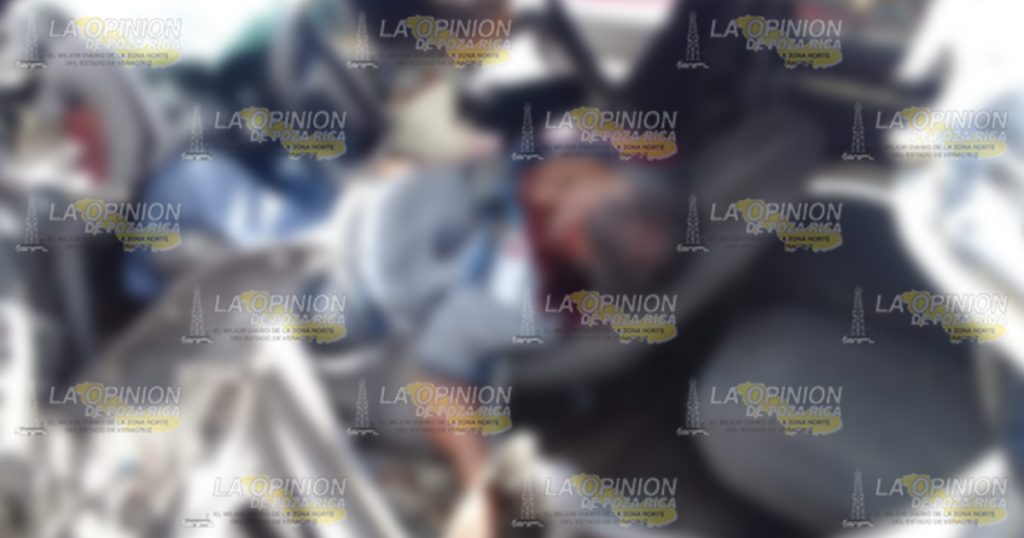 Imprudente conductor choca y termina prensado