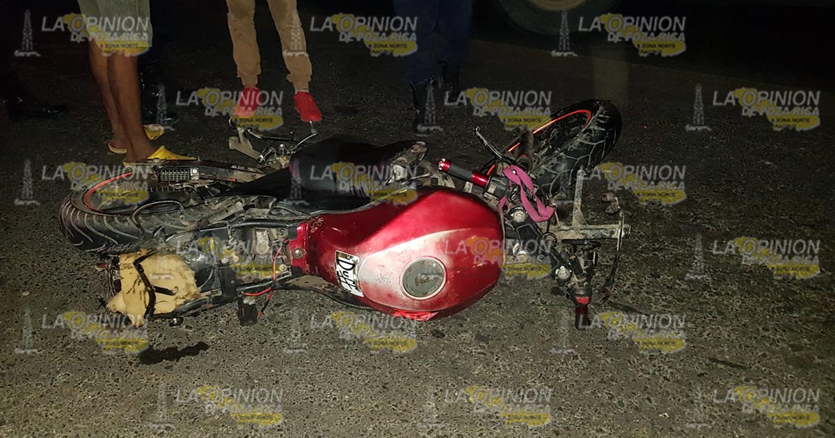 Motociclista se impacta sobre camión de cerveza