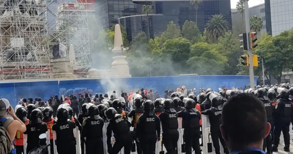 Feministas intentan derribar vallas que protegen la columna del Ángel de la Independencia