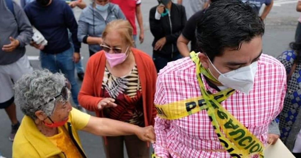Pobladores de Panotla amarran a un funcionario en protesta por falta de agua potable