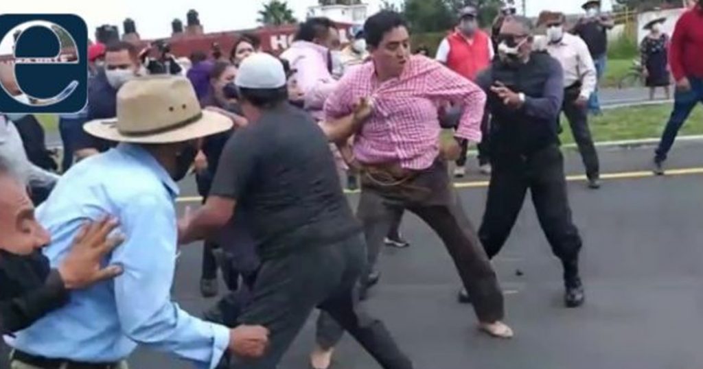 Pobladores de Panotla amarran a un funcionario en protesta por falta de agua potable