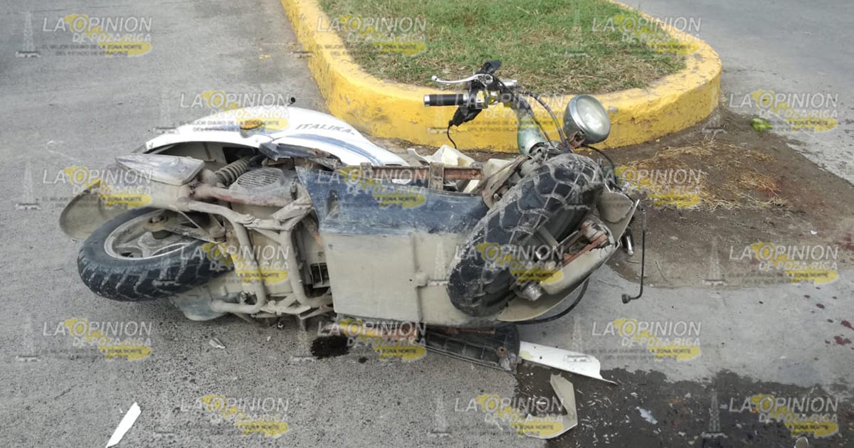Padre e hijo graves al estrellarse en un auto
