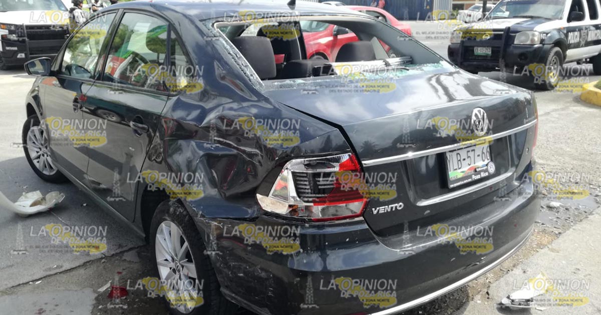 Padre e hijo graves al estrellarse en un auto