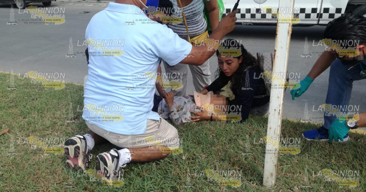 Padre e hijo graves al estrellarse en un auto