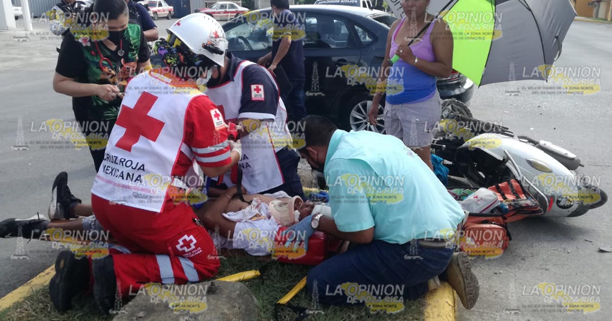 Padre e hijo graves al estrellarse en un auto