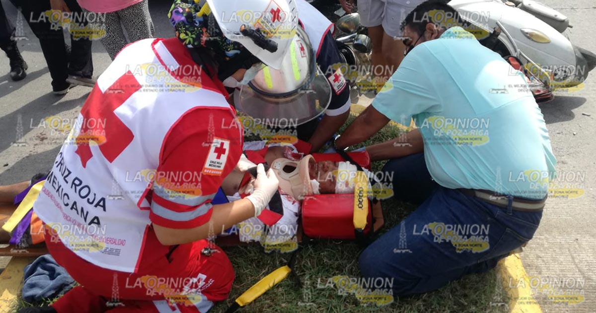 Padre e hijo graves al estrellarse en un auto