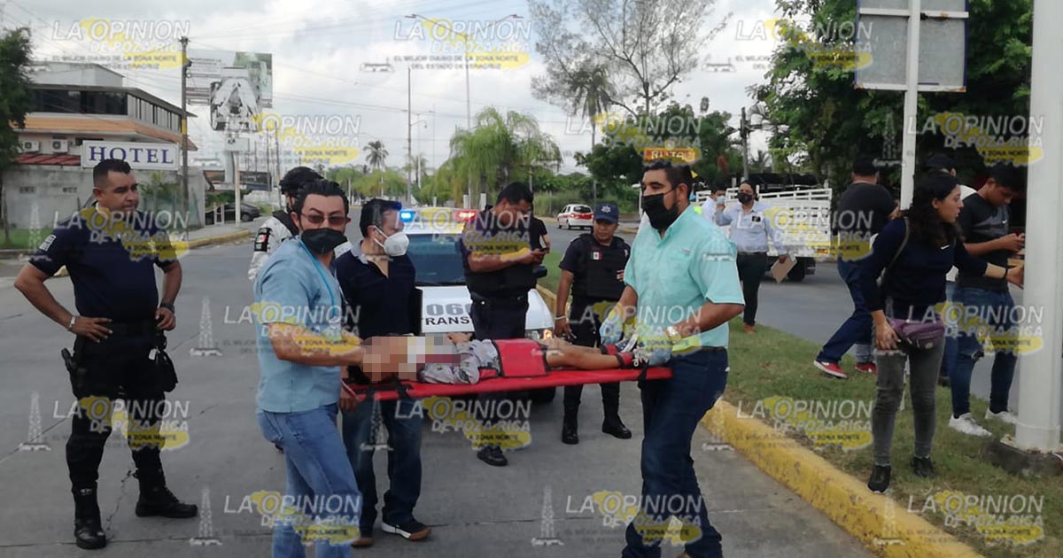 Padre e hijo graves al estrellarse en un auto