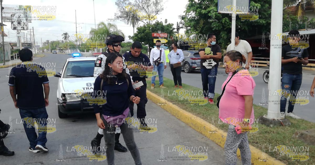 Padre e hijo graves al estrellarse en un auto