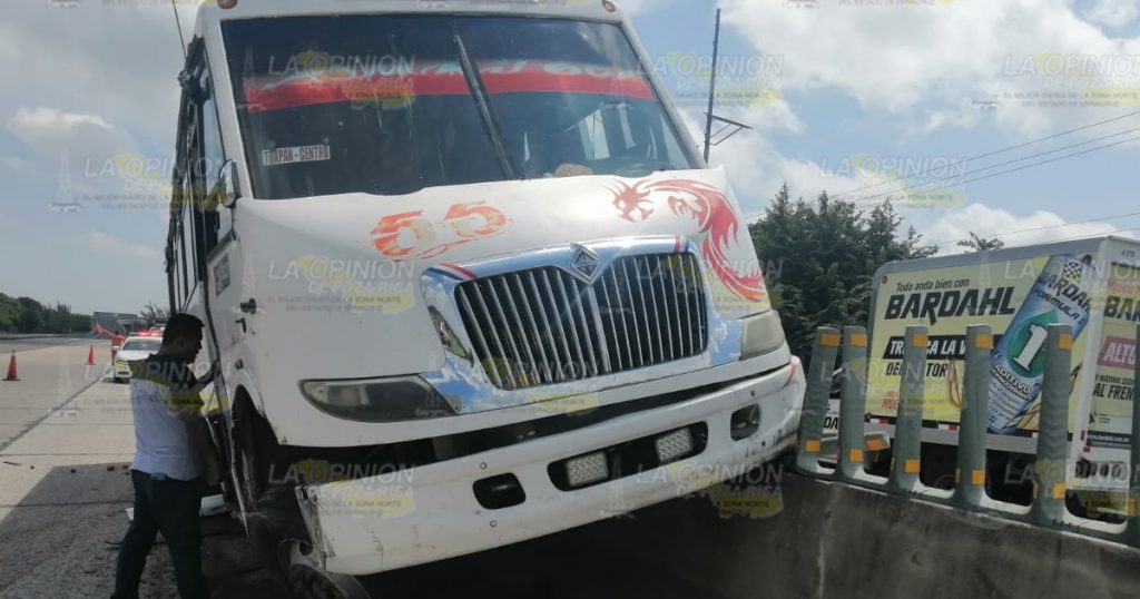 Pipa choca con autobús de TBN