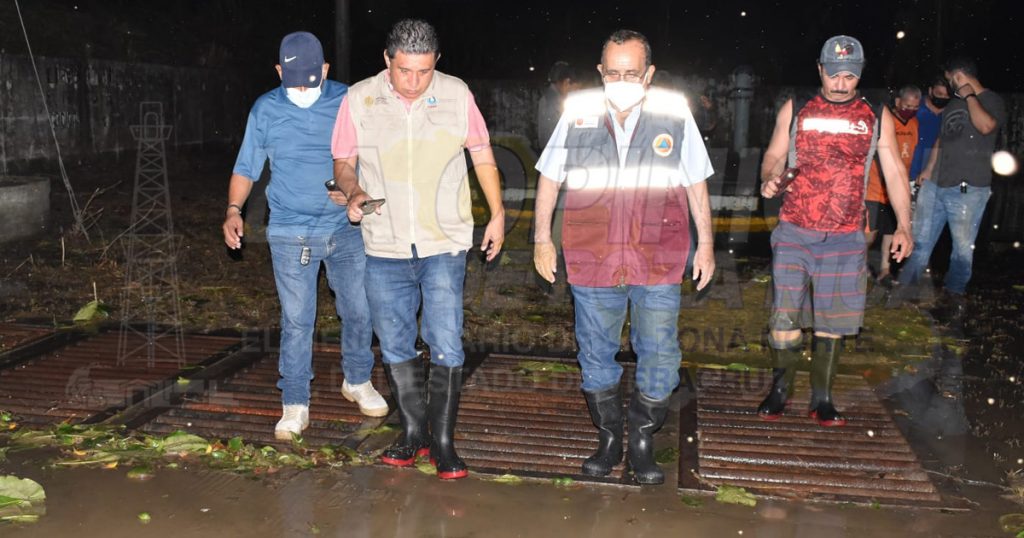 Javier Velázquez recorre zonas afectadas