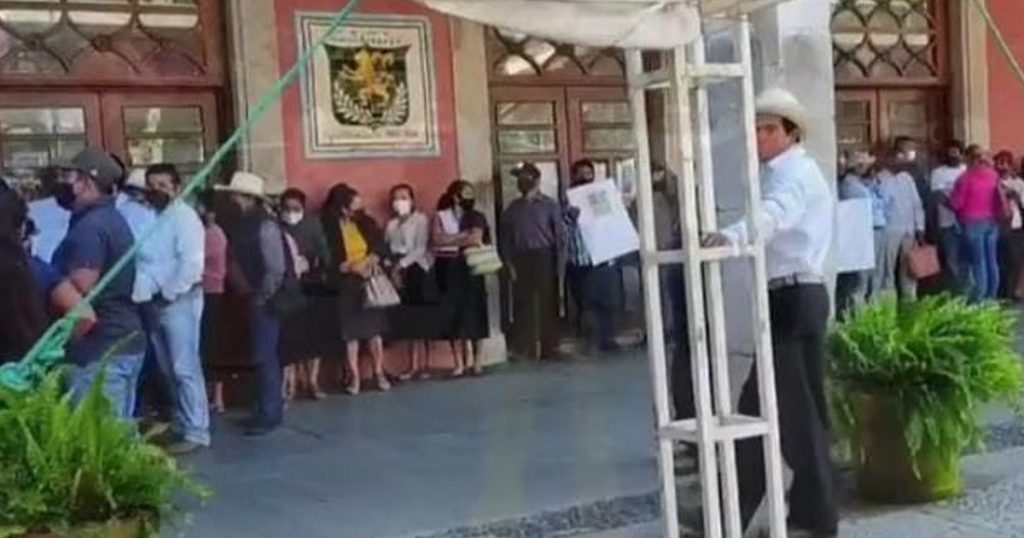 Bloquean Habitantes de comunidades de Huauchinango Autopista México-Tuxpan