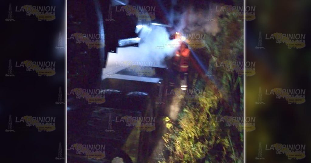 Se incendia tracto camión en la carretera Potrero-Tepetzintla