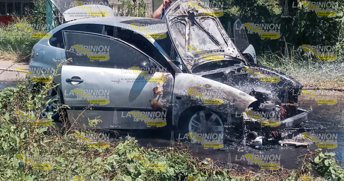 Automóvil reducido a chatarra en Zacamixtle