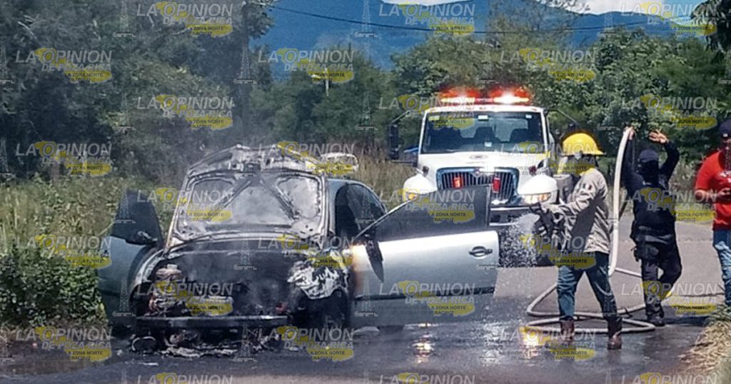 Automóvil reducido a chatarra en Zacamixtle