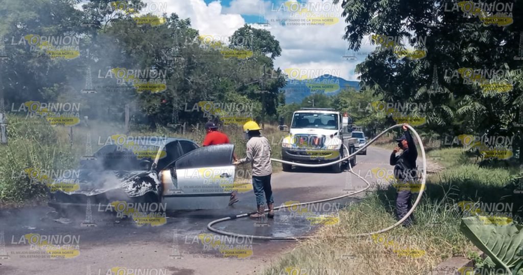 Automóvil reducido a chatarra en Zacamixtle