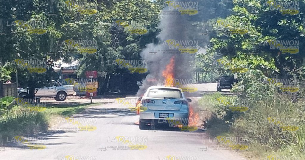 Automóvil reducido a chatarra en Zacamixtle