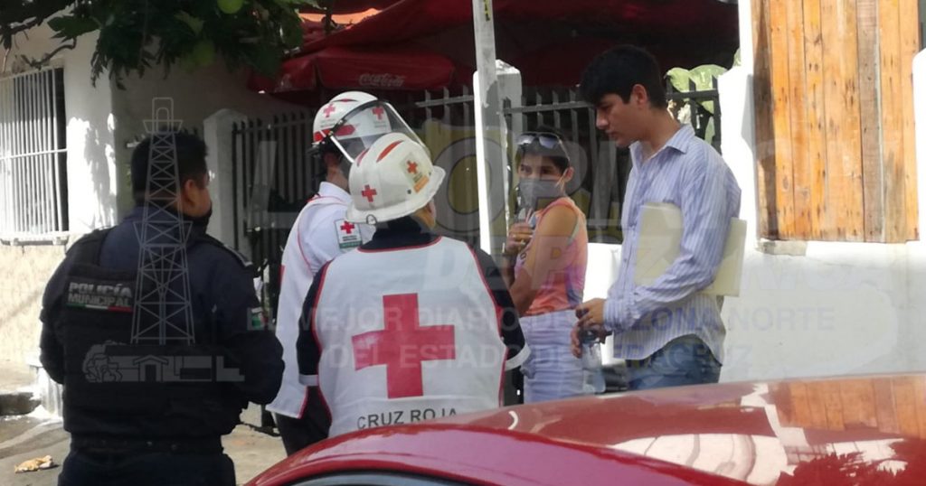 No hace alto y choca con una motocicleta