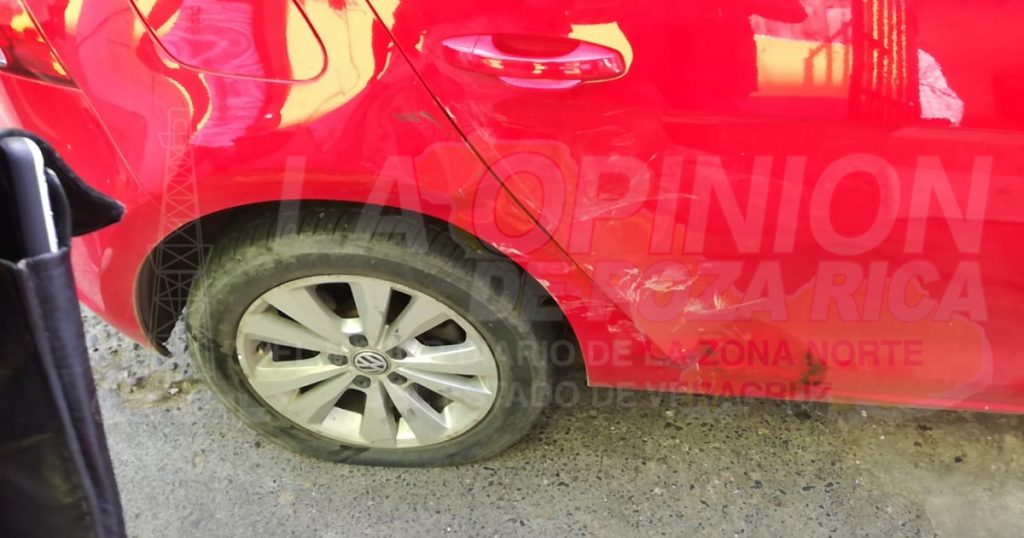 No hace alto y choca con una motocicleta