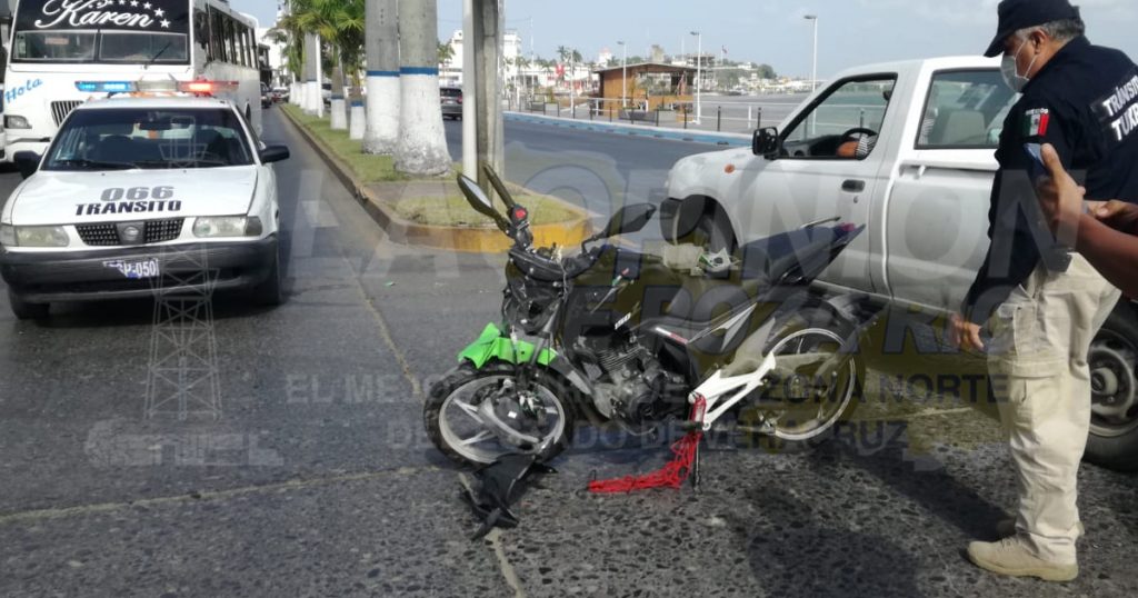 No hace alto y choca con una motocicleta