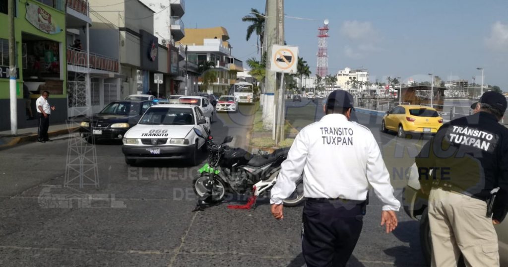 No hace alto y choca con una motocicleta