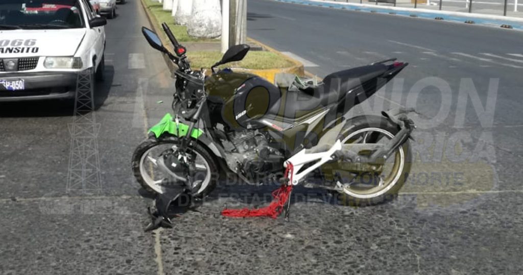 No hace alto y choca con una motocicleta