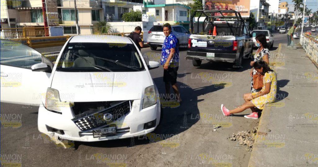 ¡No hace alto y provoca un aparatoso accidente!