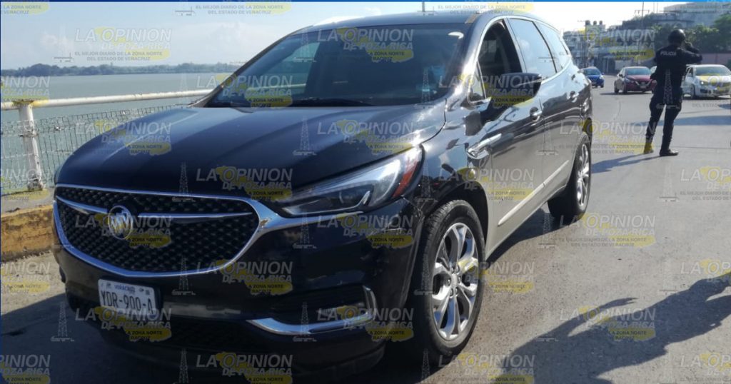 ¡No hace alto y provoca un aparatoso accidente!