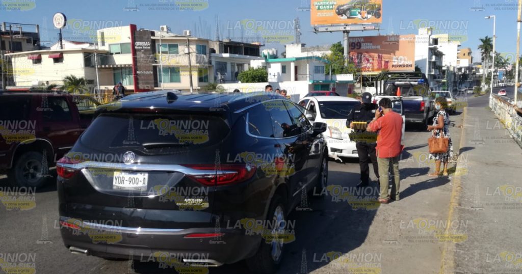 ¡No hace alto y provoca un aparatoso accidente!