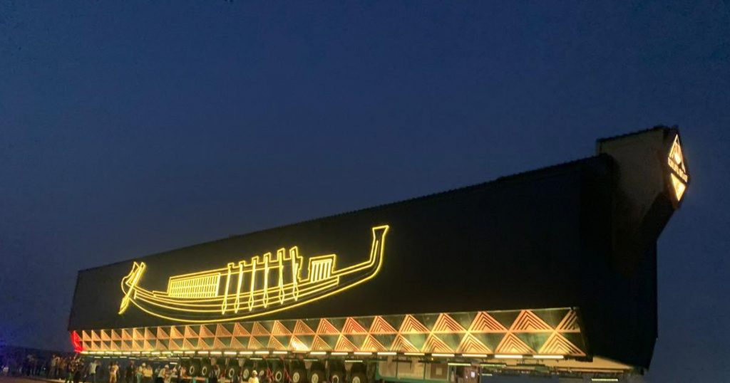 Trasladan barca solar de faraón Keops a nuevo Gran Museo de Egipto