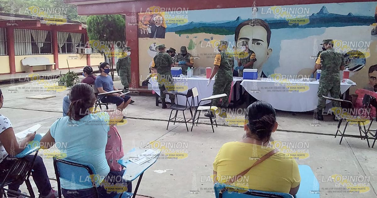 Vacunan a personas de 18 a 29 años contra COVID-19