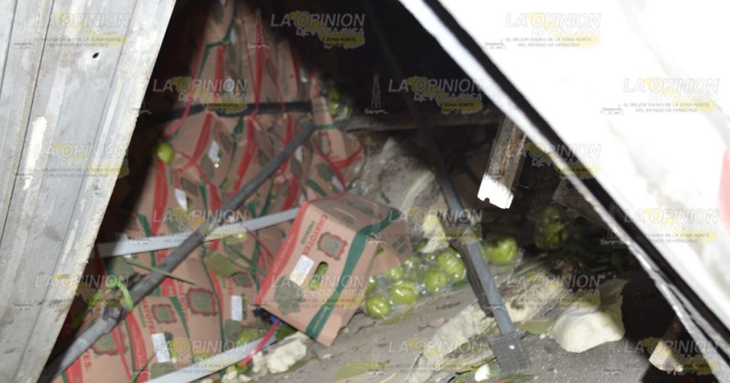 Vuelca tráiler cargado de fruta y verdura en Naranjos