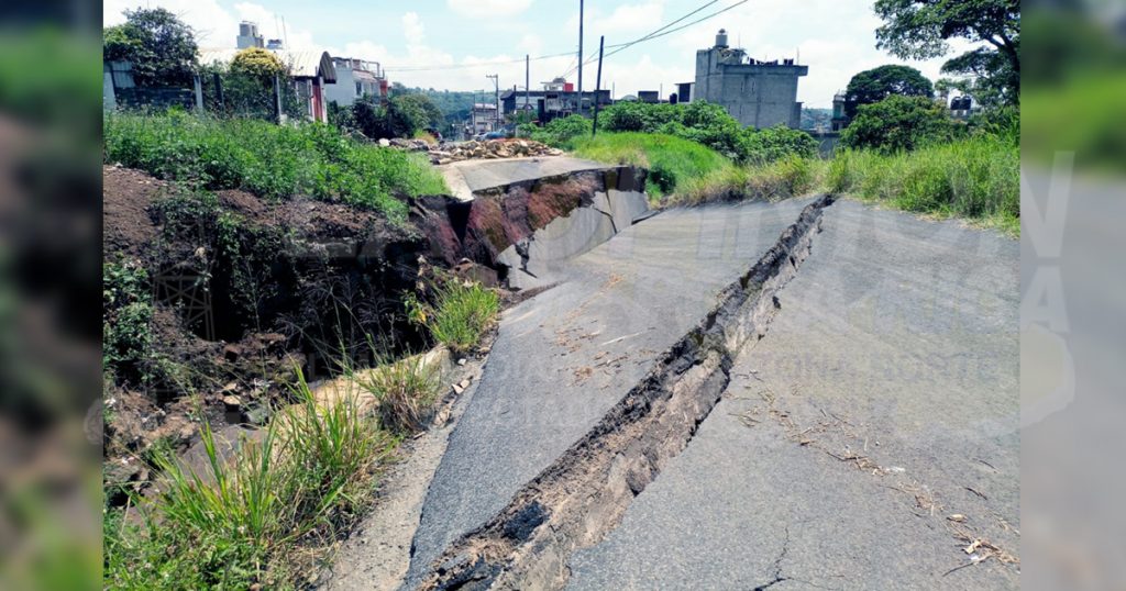 Desaparece puente, se lo tragó la tierra