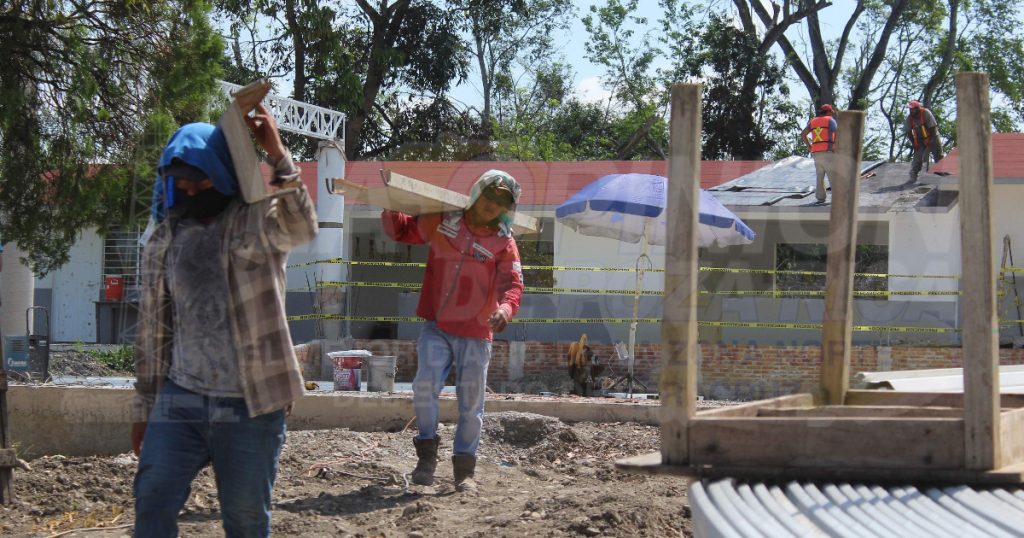 Rehabilitan aulas mal hechas por Pemex, en Guadalupe Victoria