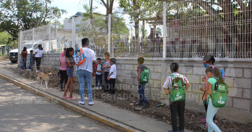 Rehabilitan aulas mal hechas por Pemex, en Guadalupe Victoria