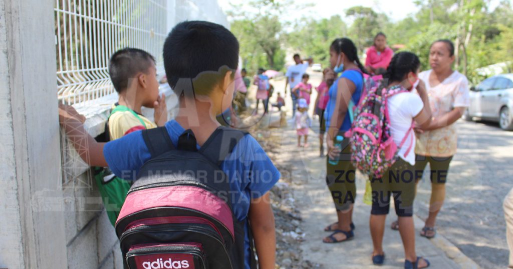 Rehabilitan aulas mal hechas por Pemex, en Guadalupe Victoria