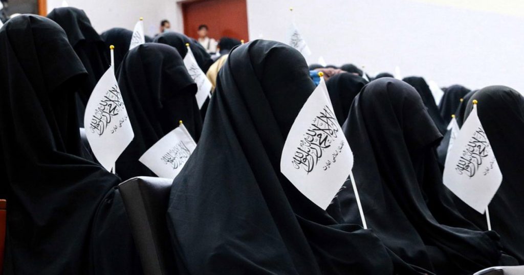 Afganas muestran cómo es realmente su "ropa tradicional" en desafío al Talibán