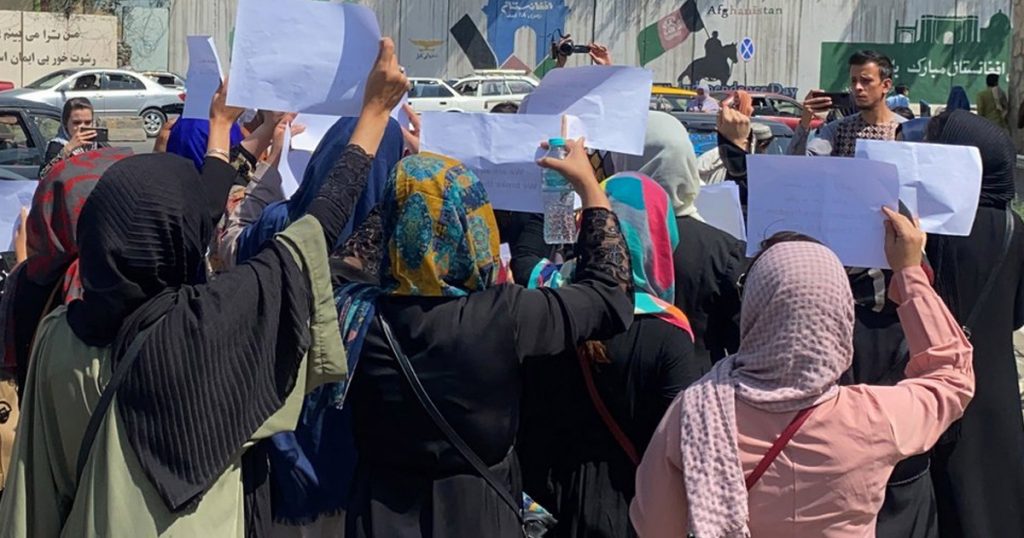 Afganas muestran cómo es realmente su "ropa tradicional" en desafío al Talibán