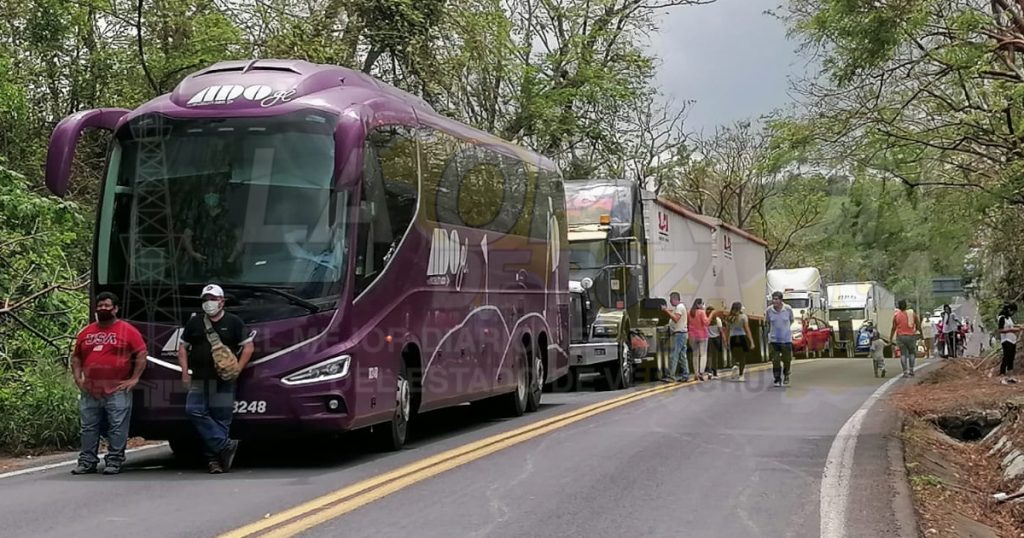 Bloquean la carretera a Gutiérrez Zamora