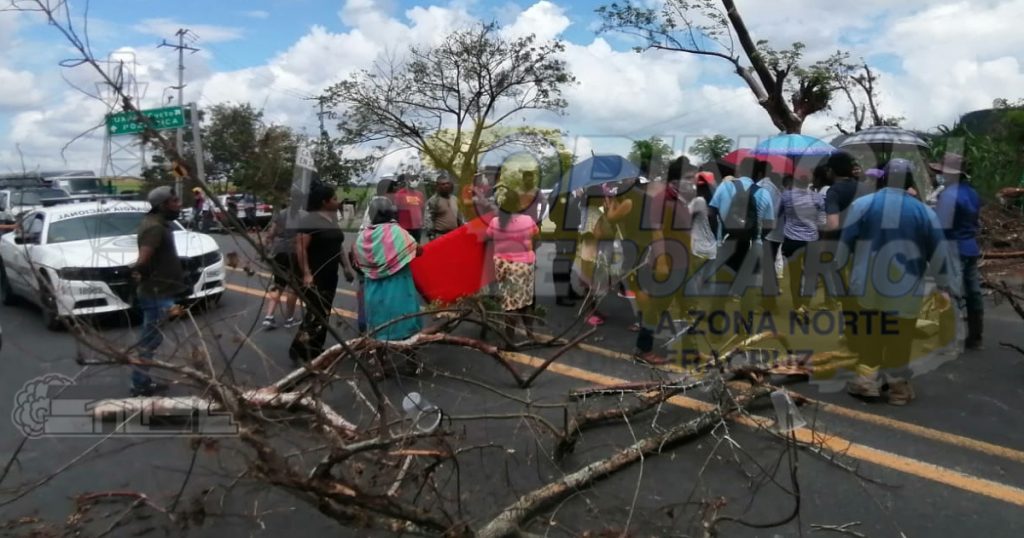 Bloquean la carretera a Gutiérrez Zamora