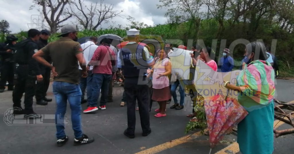 Bloquean la carretera a Gutiérrez Zamora