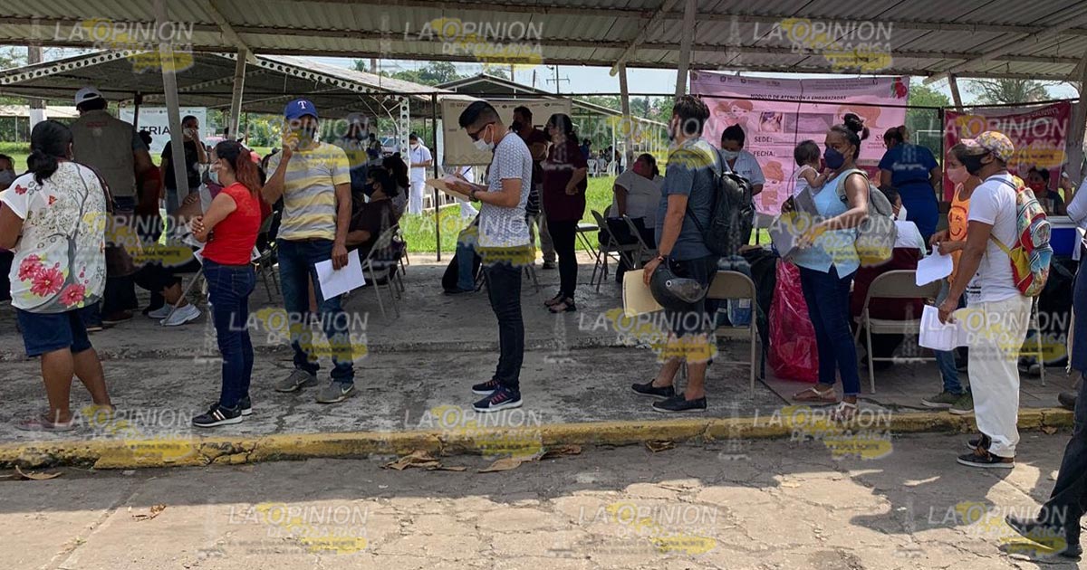 Chavos hacen fila de más de 1 kilómetro para vacunarse