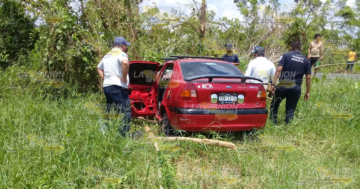 Choca, huye, se sale de la carretera y abandona su unidad