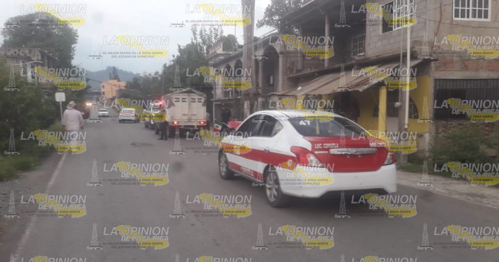 Choca por ir revisando el celular