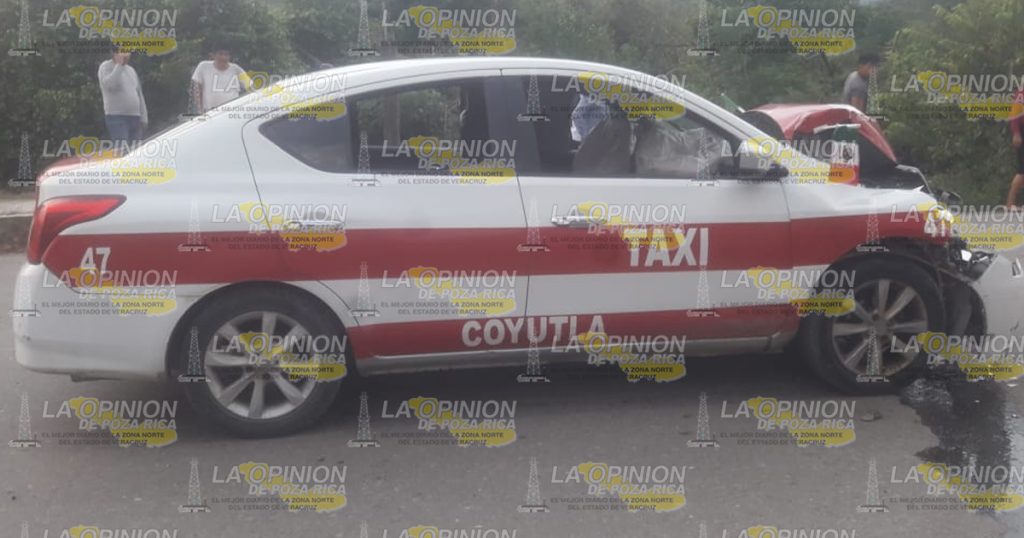 Choca por ir revisando el celular