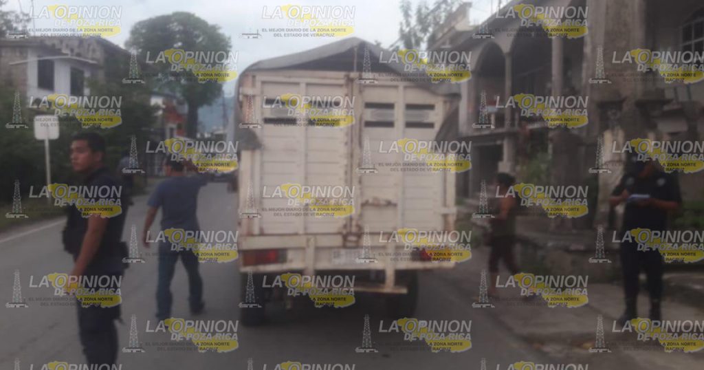 Choca por ir revisando el celular