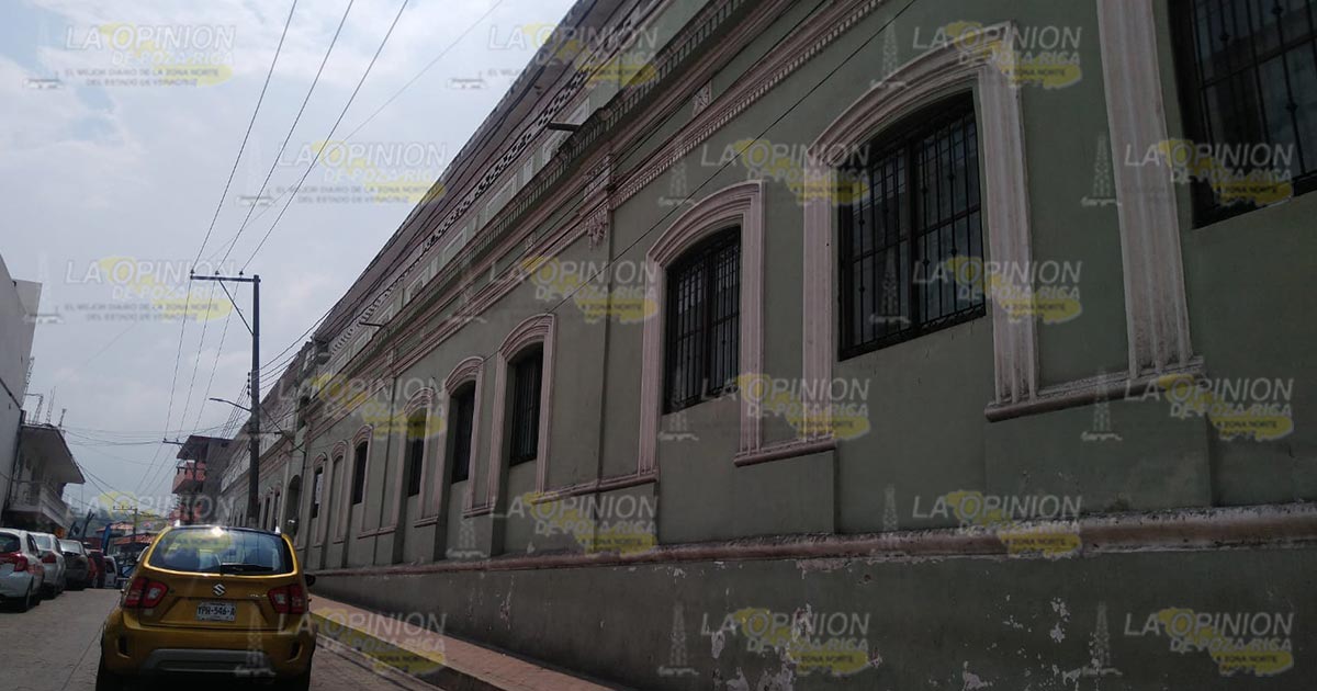 Escuela secundaria labora en edificio, diferente a su domicilio
