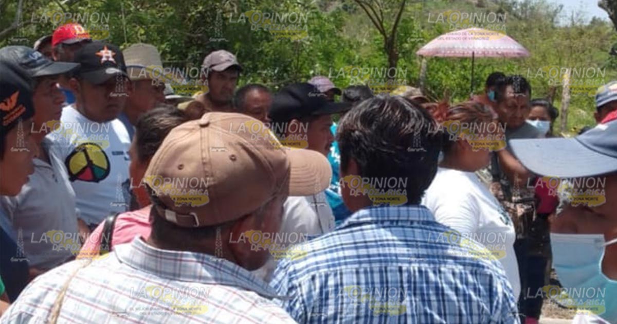 Familias se dicen engañadas por CFE y bloquean carretera