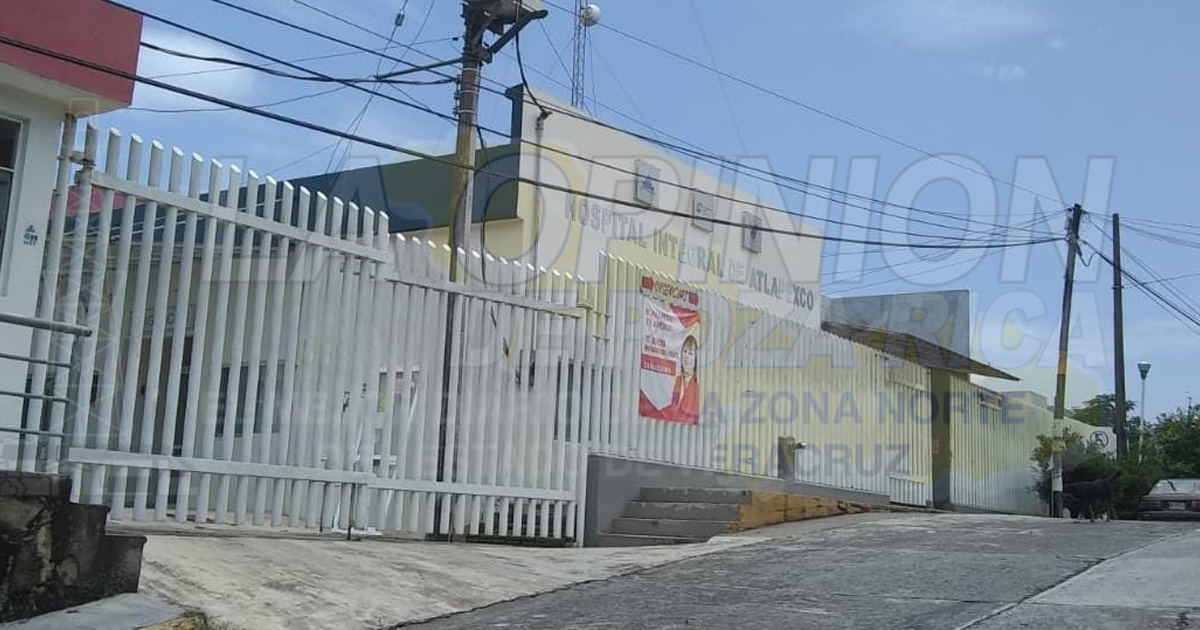 Vecina de Tecolotitla da a luz frente al Hospital Integral