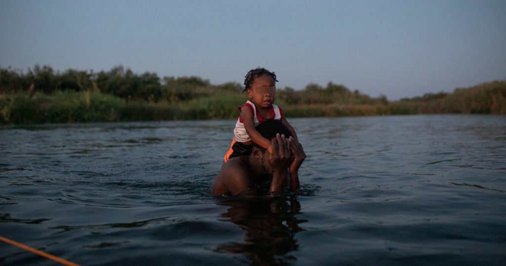 Exige Senado de EU a Biden detener “xenófobas” deportaciones de haitianos